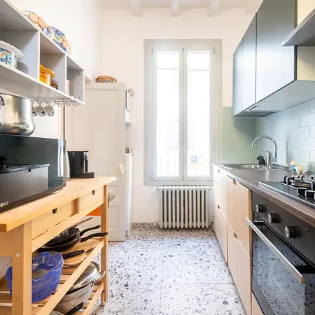 Guesthost - Lovely In Parma! Lejlighed *