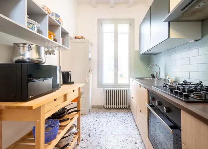 Guesthost - Lovely In Parma! Apartamento *